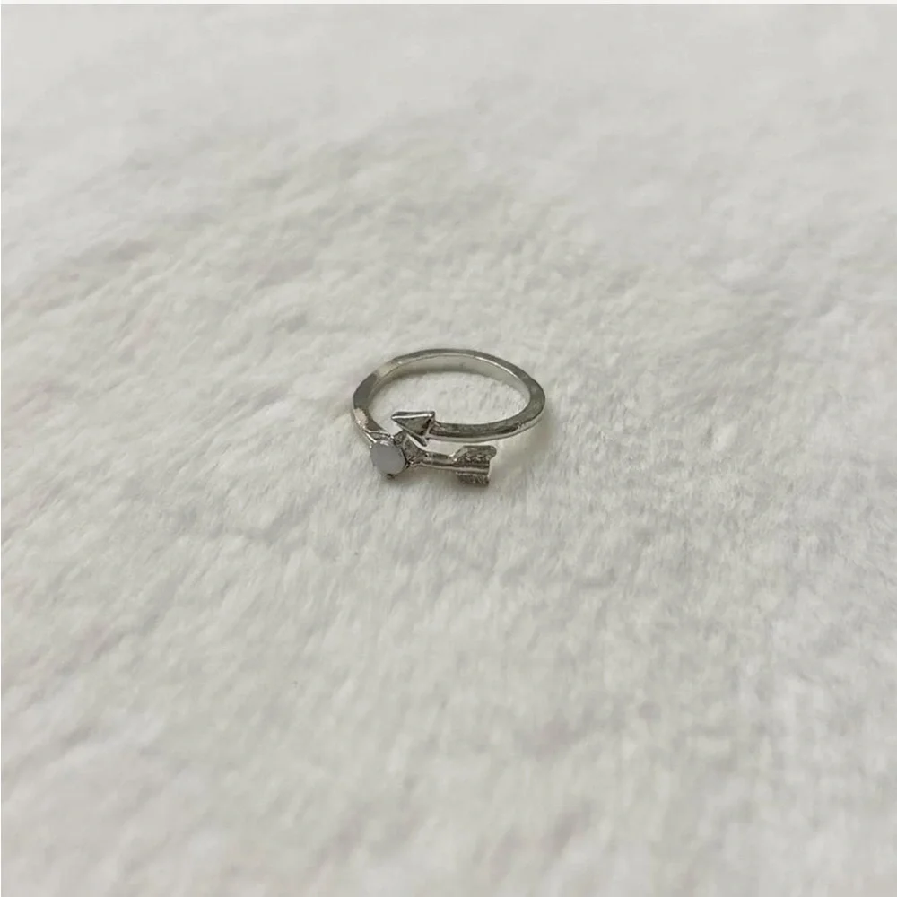 5/$15 🩷 MUST BUNDLE Arrow Wrap Ring with Stone Accent - Silver